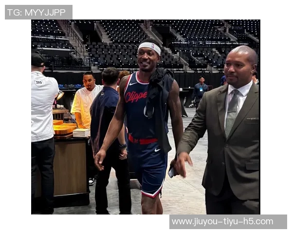 快船训练营首日盛况：灯泡组合同框小卡与比尔携手出击